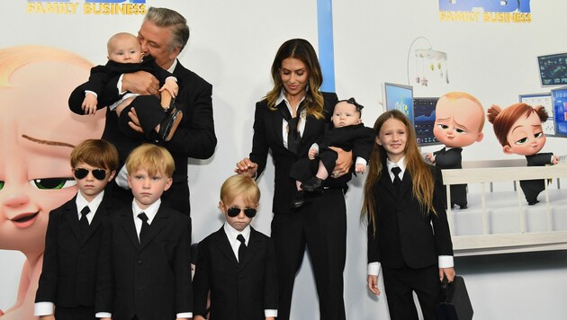 Alec Baldwin und seine Hilaria mit ihren Kindern bei der Premiere des Films „Boss Baby: Family Business“ im Juni 2021 in New York (Bild: AFP)