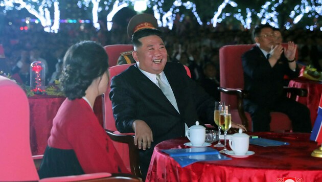 Freut sich Kim Jong Un hier darüber, seine Tochter auf der Bühne zu sehen? (Bild: AFP)