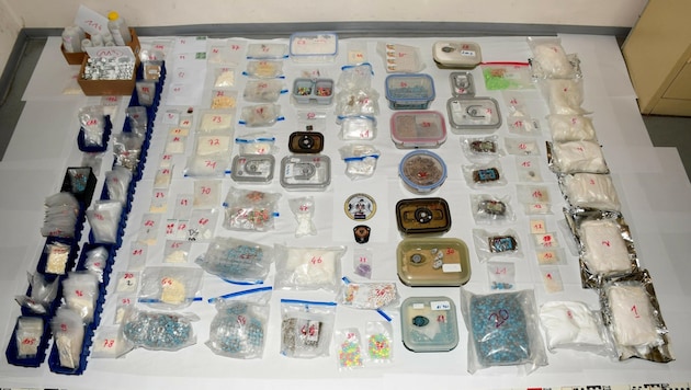 Koks, Ecstasy, Speed, MDMA, Methamphetamin, Haschisch, LSD, Ketamin und weitere Suchtgiftarten, soll ein Wiener Pärchen seit 2020 im Darknet verkauft haben. (Bild: LPD Wien)