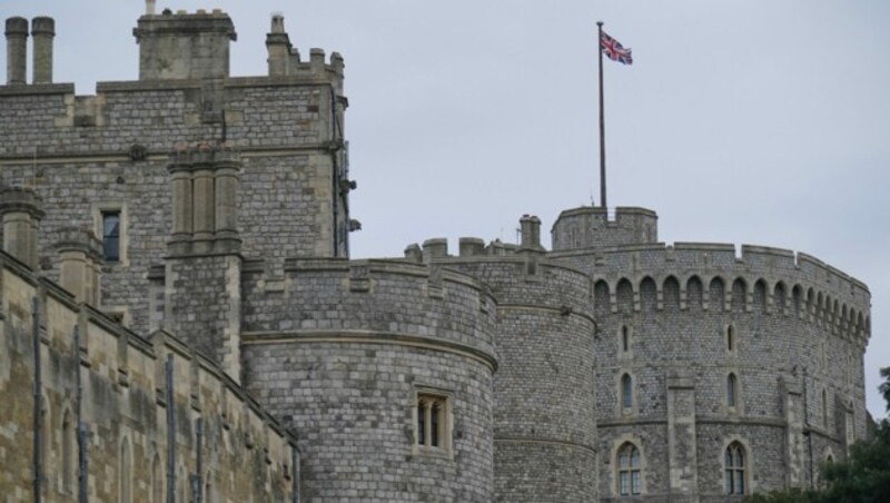 Der Union Jack über Schloss Windsor weht wieder auf Vollmast, da die Trauerzeit nach dem Tod von Königin Elisabeth II. zu Ende ist. (Bild: Jonathan Brady / PA / picturedesk.com)