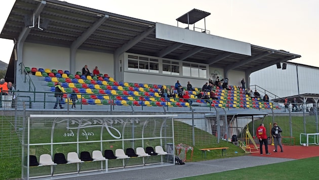 Die runderneuerte Tribüne des Goldeckstadions gefällt nicht jedem. Der SV Spittal veränderte die Spielerbänke mit eigenen Bezügen: schwarz-weiß statt bunt. (Bild: Sobe Hermann)