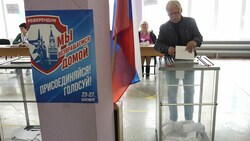 Durchsichtige Wahlurnen und damit offen einsehbare Abstimmungsergebnisse: Kritiker sehen die Referenden als nichts rechtsgültig an. (Bild: AFP/STRINGER )