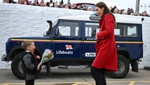 Der kleine Theo begrüßt Kate, die Prinzessin von Wales, in Wales. (Bild: APA Photo by Paul ELLIS/AFP)