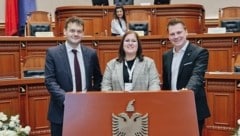 Sascha Obrecht (SPÖ), Carina Reiter (ÖVP) vertraten Österreich gemeinsam mit Krumböck (rechts) bei der Jugend- Konferenz in Tirana . (Bild: zVg)