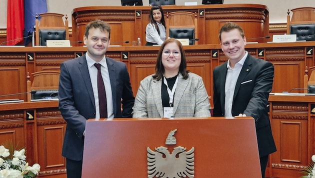 Sascha Obrecht (SPÖ), Carina Reiter (ÖVP) vertraten Österreich gemeinsam mit Krumböck (rechts) bei der Jugend- Konferenz in Tirana . (Bild: zVg)