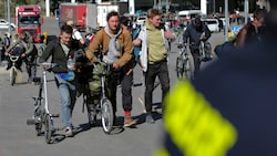 Aufgrund der langen Staus in Richtung Georgien überquerten viele Russen zu Fuß oder per Fahrrad die Grenze. (Bild: AP/Zurab Tsertsvadze)