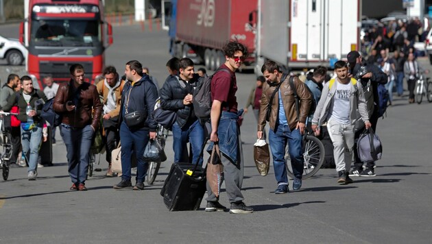 Die Erleichterung jener, die es über die Grenze nach Georgien geschafft haben, ist groß. (Bild: AP/Zurab Tsertsvadze)