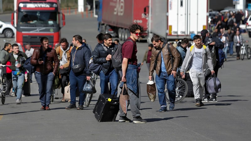 Die Erleichterung jener, die es über die Grenze nach Georgien geschafft haben, ist groß. (Bild: AP/Zurab Tsertsvadze)