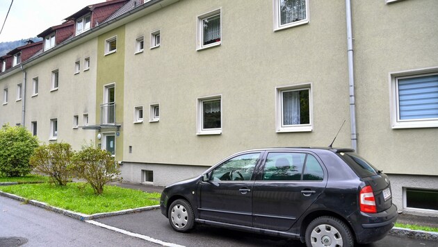 In diesem Wohnblock in Ternberg kam es zu dem brutalen Mord an einer jungen Escort-Dame. (Bild: Dostal Harald)