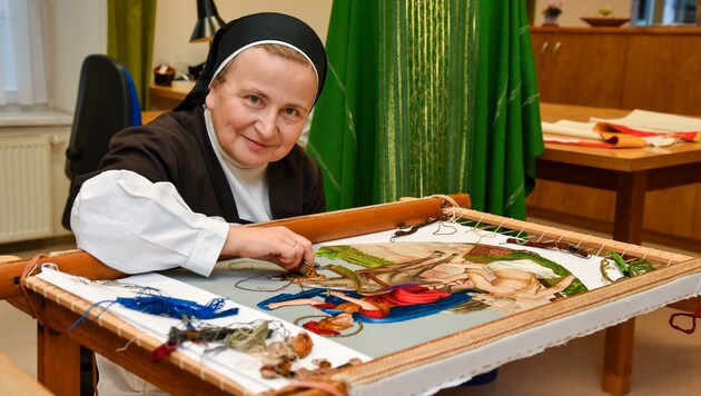 Schwester Clementine Honeder arbeitet noch an einem Stickbild. (Bild: Dostal Harald)