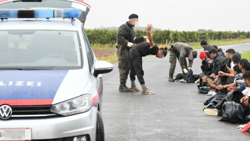 Alle aufgegriffenen Personen wurden von den Ordnungshütern auf Waffen und andere gefährliche Gegenstände durchsucht. (Bild: Huber Patrick)