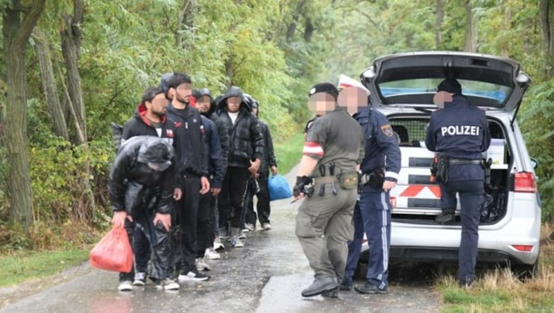 Exekutive und Bundesheer kamen kaum mit dem Aufgreifen der illegalen Grenzgänger hinterher. (Bild: Huber Patrick)