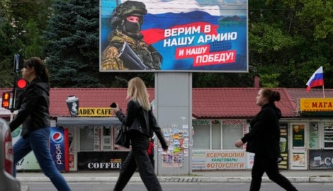 Auf einem Plakat in Luhansk steht: „Wir glauben an unsere Armee und unseren Sieg!“ Am vergangenen Freitag begannen in vier von Moskau kontrollierten Regionen der Ukraine die Abstimmungen über ein Referendum über die Zugehörigkeit zu Russland. (Bild: The Associated Press)