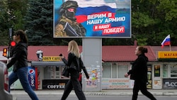 Auf einem Plakat in Luhansk steht: „Wir glauben an unsere Armee und unseren Sieg!“ Am vergangenen Freitag begannen in vier von Moskau kontrollierten Regionen der Ukraine die Abstimmungen über ein Referendum über die Zugehörigkeit zu Russland. (Bild: The Associated Press)