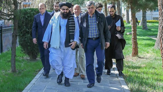 Taliban-Außenminister Amir Khan Muttaqi und der Sondergesandte des Kremls für Afghanistan, Zamir Kabulov (re.) vor ihrem Treffen in Kabul im März 2022. (Bild: AFP)