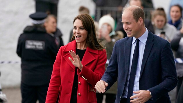 Prinzessin Kate und Prinz William bei ihrem Besuch in Wales (Bild: AP)