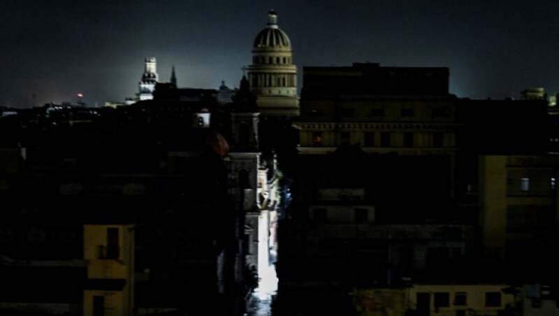 Das Gebäude El Capitolio Nacional ist während des Stromausfalls in Havanna zu sehen. (Bild: APA/AFP/YAMIL LAGE)