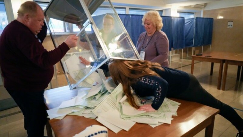 Gläserne Urnen, zur Abstimmung gedrängte Einwohner - die Vorwürfe gegen die Abstimmung wiegen schwer. (Bild: AP)