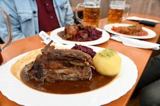 Zwei halbe Enten und zwei Maß schlagen auf der Wiesn ordentlich zu Buche. (Bild: Stephan Rumpf / SZ-Photo / picturedesk.com)