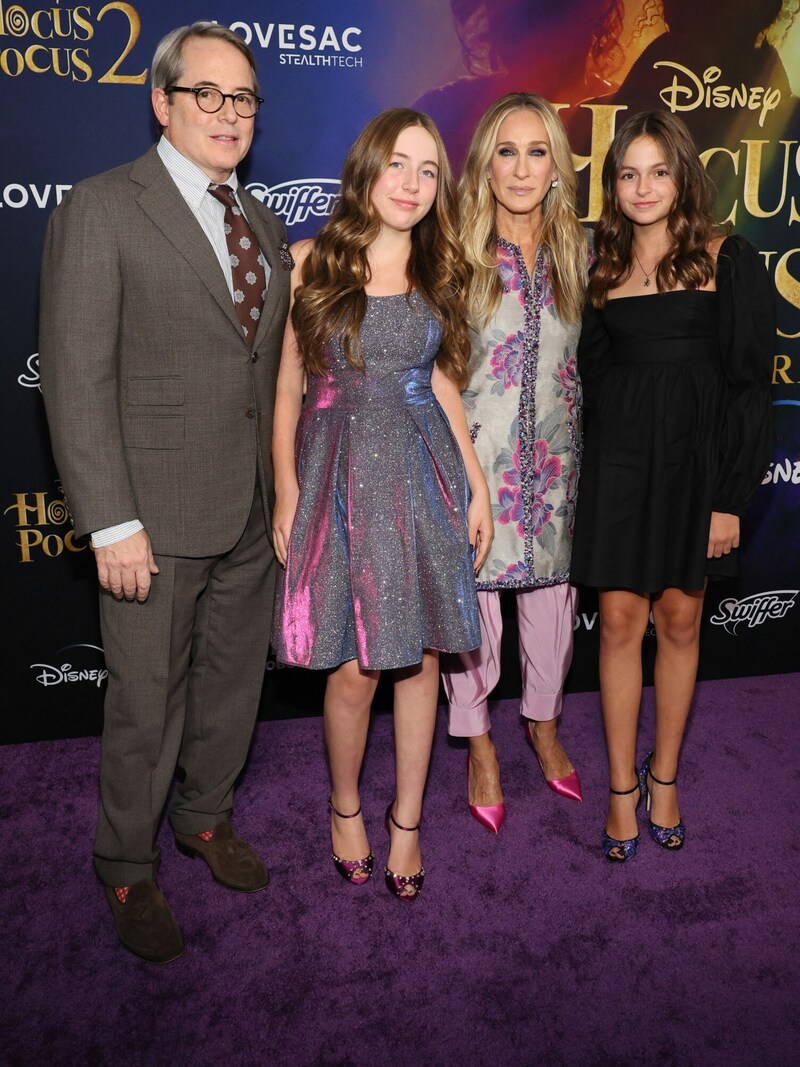 Matthew Broderick und Sarah Jessica Parker mit ihren Töchtern Marion und Tabitha bei der „Hocus Pocus 2“-Premiere in New York (Bild: 2022 Getty Images)