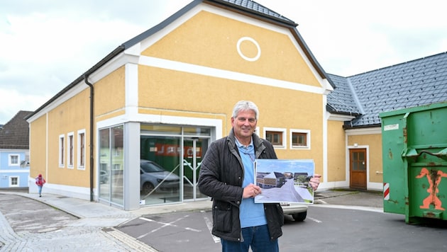 Kurt Gielge vor seinem Geschäft und den konkreten Ausbauplänen. (Bild: Wenzel Markus)