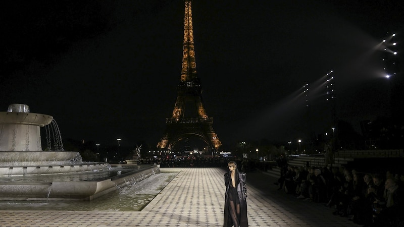 Die Models defilierten auf dem Laufsteg von Saint Laurent, im Hintergrund funkelte der Eiffelturm. (Bild: Invision)