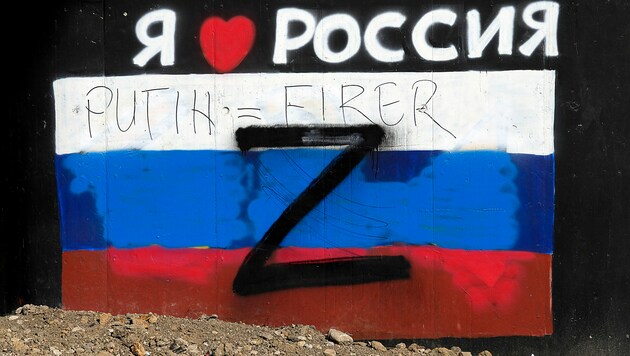 Ein prorussisches Graffito in Belgrad mit der Aufschrift „Ich liebe Russland“ (Bild: AP)
