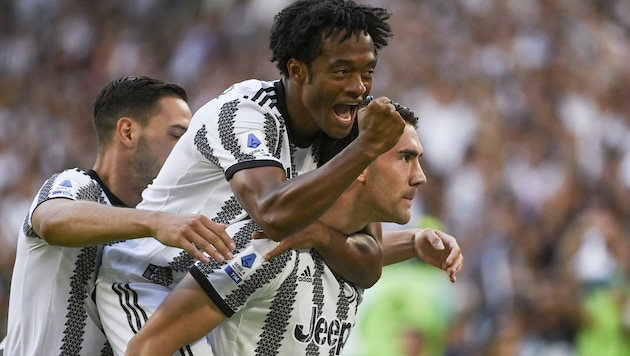 Juan Cuadrado (m.) jubelt mit Dusan Vlahovic (r.) (Bild: LaPresse Marco Alpozzi)