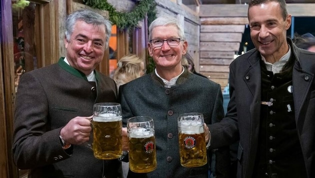 Apple-Chef Tim Cook feierte „gmiadlich“ mit Fernsehmoderator Kai Pflaume (rechts) und Konzern-Vize Eddy Cue (links) am Oktoberfest. (Bild: twitter.com/tim_cook)