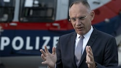 Innenminister Gerhard Karner (ÖVP) reagierte auf die tschechischen Grenzkontrollen Richtung Slowenien und will damit Ausweichrouten verhindern. (Bild: APA/Tobias Steinmaurer)