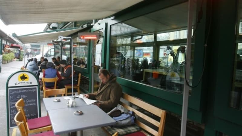 Heizstrahler vor einem Lokal am Wiener Naschmarkt (Bild: APA/HERBERT PFARRHOFER)