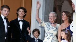 Königin Margrethe mit ihren Enkelkindern und Prinzessin Mary (Bild: HCQ-Picture / Action Press / picturedesk.com)