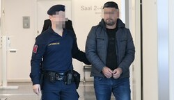 Ein Justizwachebeamter führte den Angeklagten aus der Untersuchungshaft in Handschellen in den Gerichtssaal. (Bild: Huber Patrick)