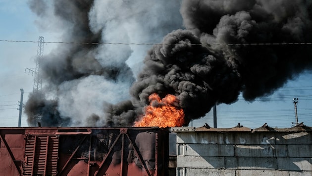 Eine Explosion in der Nähe des Bahnhofs von Lyman in der Ostukraine (Bild: AFP)