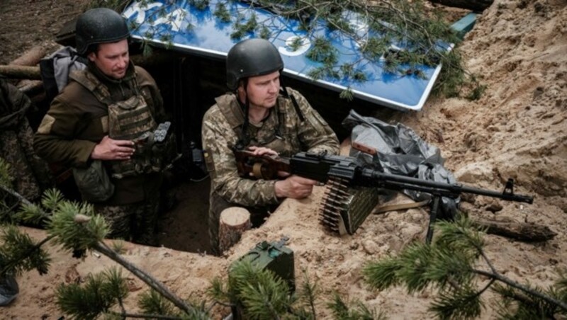 Ukrainische Soldaten in ihrer Stellung in der Nähe von Lyman (Bild: AFP)