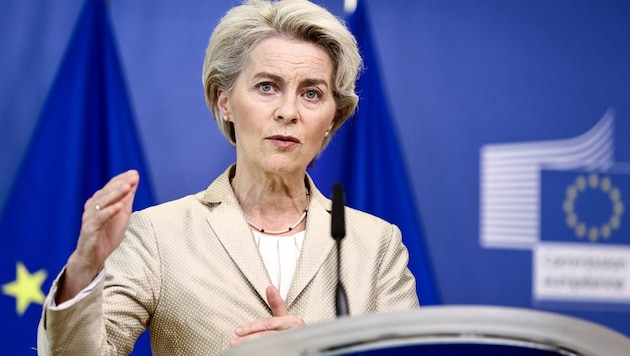 Mehrere EU-Kommissare haben sich bei Kommissionspräsidentin Ursula von der Leyen über das „Geschenk an die USA“ beschwert. (Bild: APA/AFP/KENZO TRIBOUILLARD)