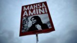 Die junge Kurdin Mahsa Amini war am 13. September festgenommen worden, da sie ihr Kopftuch „unangemessen“ trug. Sie fiel ins Koma, drei Tage später starb sie. (Bild: AP Photo/Markus Schreiber)