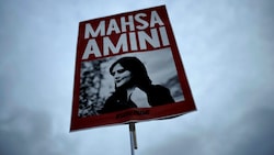 Die junge Kurdin Mahsa Amini war am 13. September festgenommen worden, da sie ihr Kopftuch „unangemessen“ trug. Sie fiel ins Koma, drei Tage später starb sie. (Bild: AP Photo/Markus Schreiber)