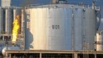La planta de destilación OMV en Schwechat ha estado oficialmente paralizada durante cuatro meses después de un accidente.  Ahora la seguridad del estado también está investigando.  (Imagen: APA/Tobias Steinmaurer)