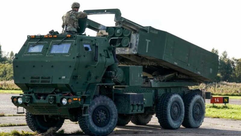 HIMARS Mehrfachraketenwerfer (Bild: AP Photo/Roman Koksarov)