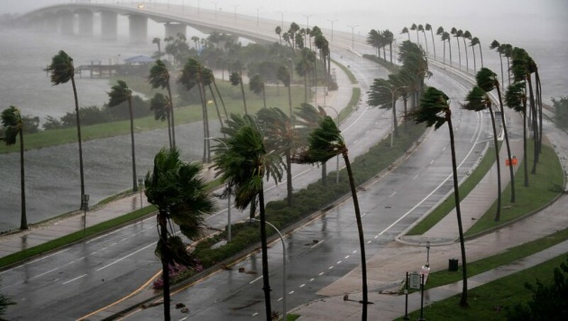 Mit Windspitzen von rund 240 Kilometern pro Stunde traf „Ian“ in Florida an Land. Mittlerweile hat sich der Hurrikan aber abgeschwächt. (Bild: APA/Getty Images via AFP/GETTY IMAGES/Sean Rayford)