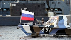Russische Kriegsschiffe vor einer Parade in St. Petersburg (Bild: APA/AFP/Olga MALTSEVA)