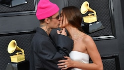 Justin Bieber mit Ehefrau Hailey Bieber (Bild: AFP)