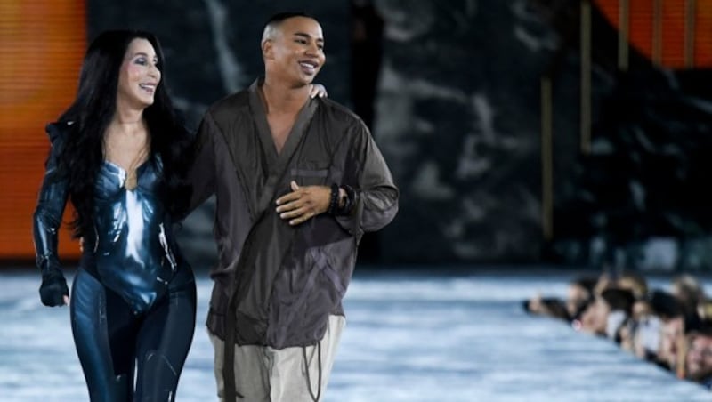 Cher mit Balmain-Designer Olivier Rousteing (Bild: AFP)