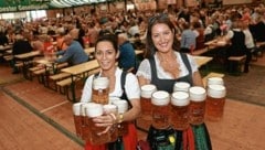 Neben einer zünftigen Lederhose und dem Dirndl gehört bei einem Wiesn-Besuch für viele Gäste auch ein traditionelles Maß Bier dazu. (Bild: Tomschi Peter)