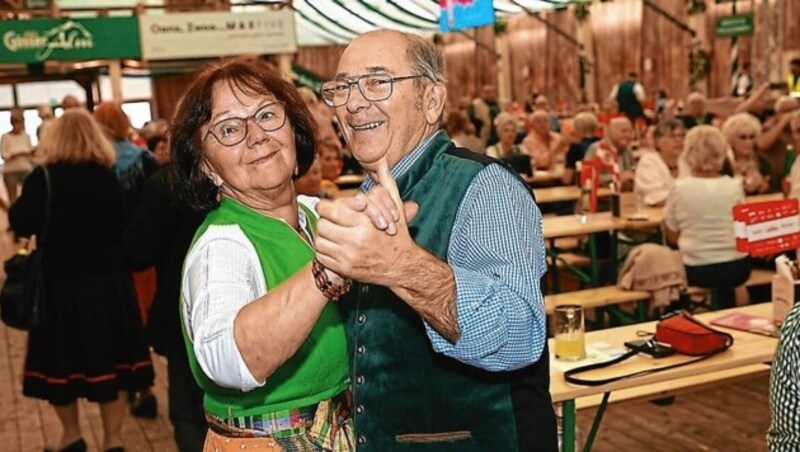 In den Festzelten gibt es täglich Live-Musik. (Bild: Tomschi Peter)