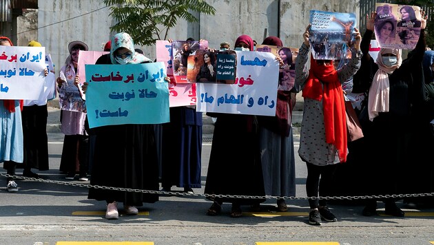 Diese mutigen Frauen hielten eine Solidaritätskundgebung vor der iranischen Botschaft in Kabul ab. (Bild: APA/AFP/Wakil KOHSAR)
