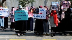 Diese mutigen Frauen hielten eine Solidaritätskundgebung vor der iranischen Botschaft in Kabul ab. (Bild: APA/AFP/Wakil KOHSAR)