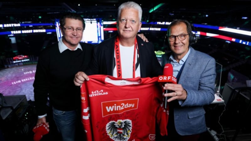 Eishockey-Fachmann Michael Berger (re.) mit seinem Co-Kommentator Peter Znenahlik und ÖEHV-Präsident Klaus Hartmann bei der WM 2022 in Finnland. (Bild: GEPA)