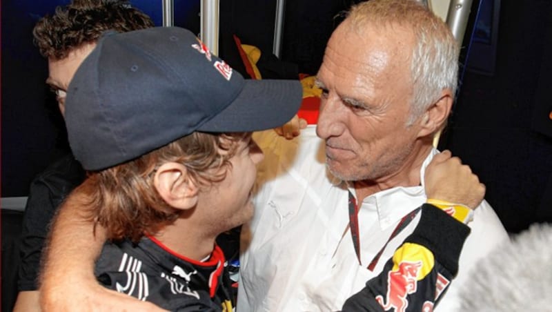 Sebastian Vettel und Dietrich Mateschitz jubeln über den ersten Formel-1-Titel. (Bild: AP)